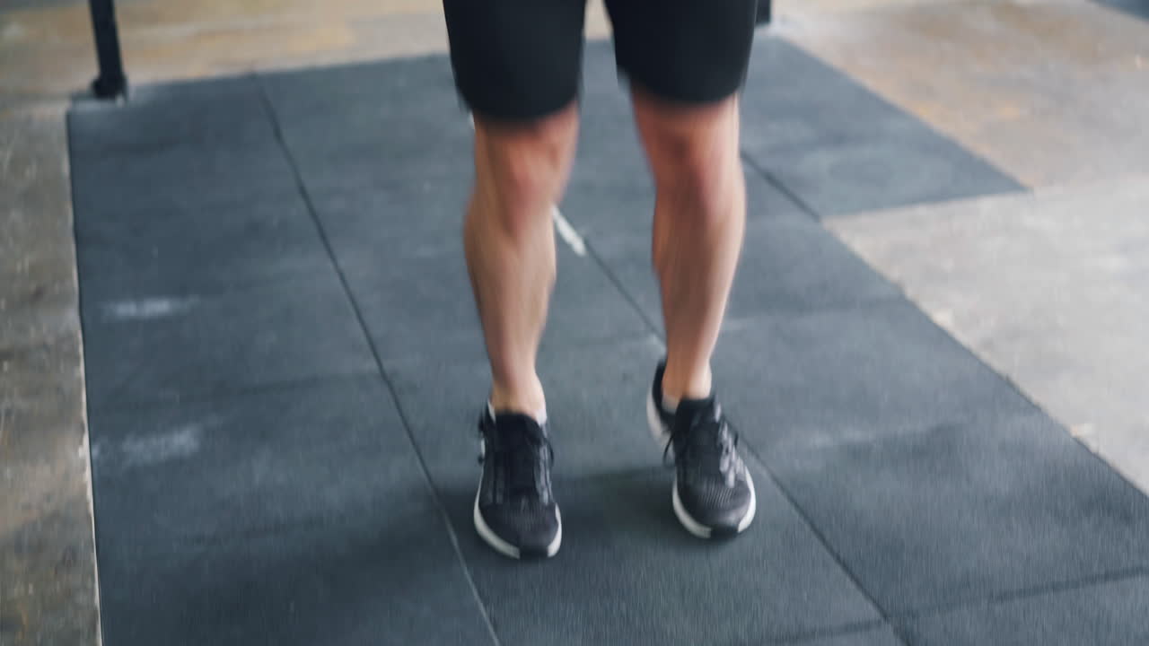 체육관 에서 로프 를 뛰어넘는 남자