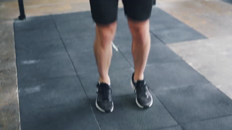 체육관 에서 로프 를 뛰어넘는 남자