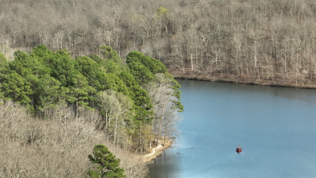 미국 아칸소 주 파예트빌 근처에 있는 웨딩턴 호수 (wedington lake) 의 조용한 물에서 오르는 배.