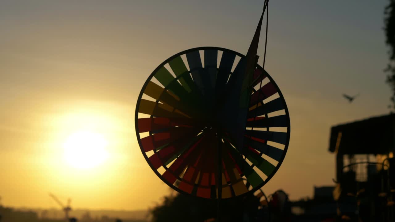 colorido rodillo girando por el viento al atardecer en 4k cámara lenta 60 fps