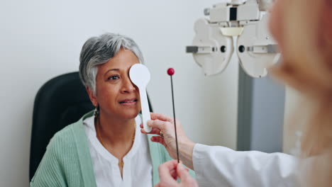 examen ocular, paciente u optometrista mujer cubierta