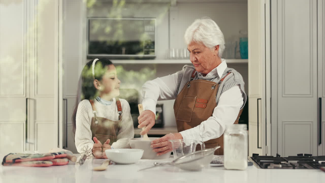 Nonna e nipote che cucinano insieme in cucina