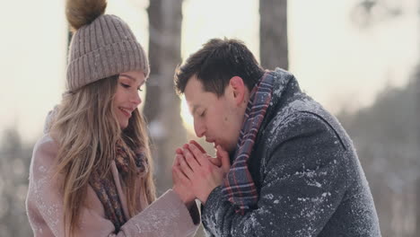 Una-Pareja-Enamorada-Un-Hombre-Se-Calienta-Las-Manos-Con-El-Aliento-Una-Mujer.-Pareja-Elegante-En-El-Parque-En-Invierno-Para-Dar-Un-Paseo.