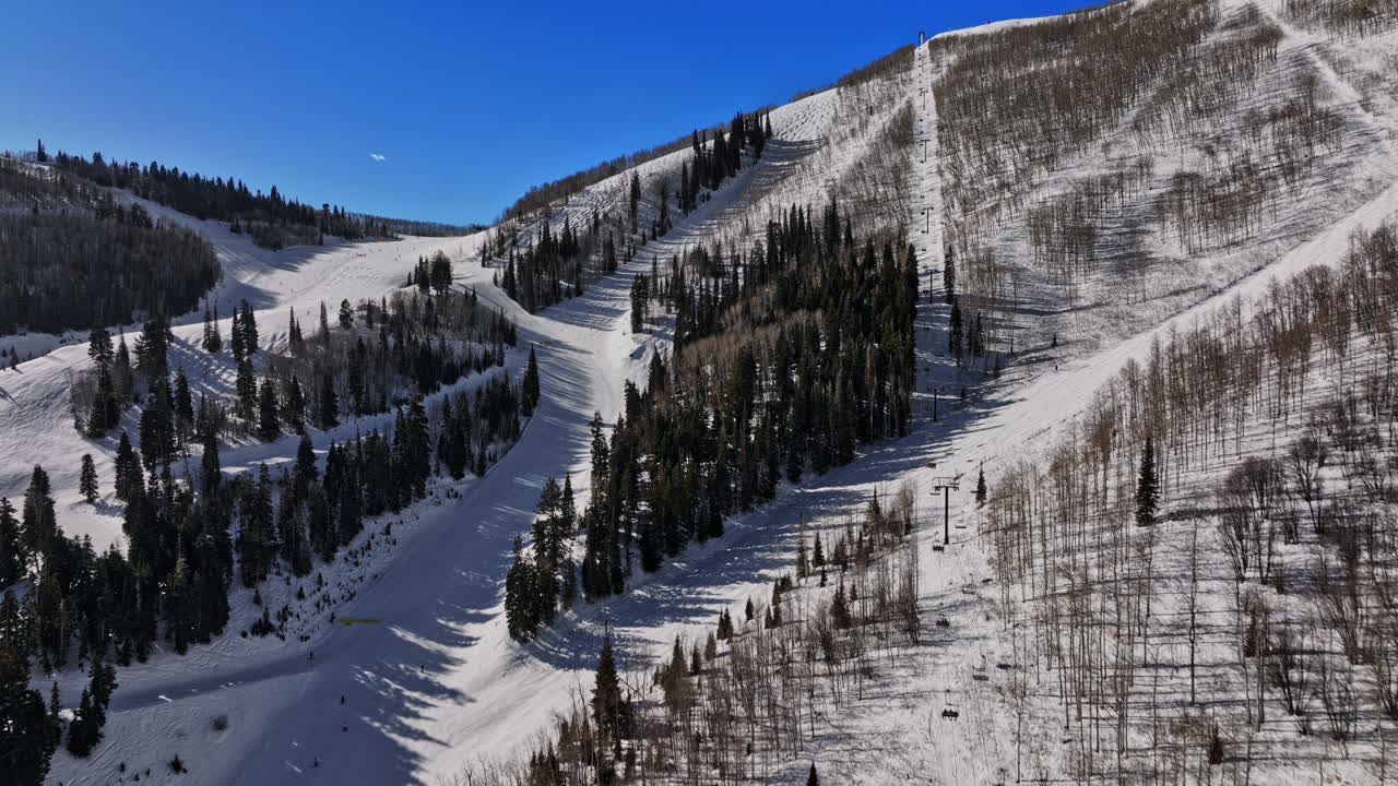 park city utah antena v56 flyover terreno de montaña blanca junto con teleférico ascendente capturando pistas de esquí y hermosa vista del paisaje montañoso invernal durante el día - filmada con mavic 3 cine - febrero de 2022