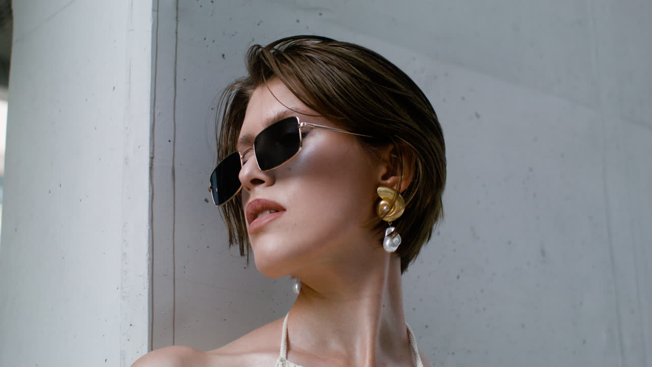 선글라스를 입은 우아한 여성의 근접 사진