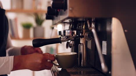 máquina de café, manos de barista y mujer en el café