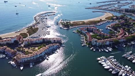 Tiefblaues-Wasser,-Seehafenanlage,-Luxuriöses-Maritimes-Urlaubsziel