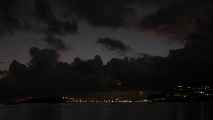 Un timelapse epico di una nave da crociera che lascia il porto di Philipsburg a Saint Martin