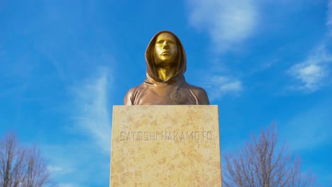 zeitraffer der satoshi-nakamoto-statue mit farbabstufung 2