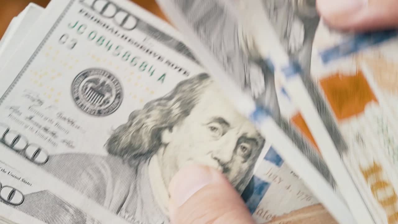 contando billetes de 100 dólares de cerca