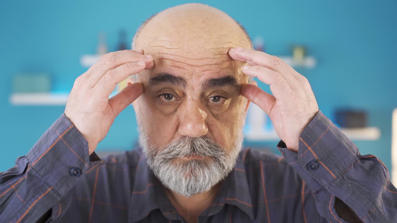 그의 주름진 얼굴을 바라보는  ⁇ 은이는 불행하고 슬프다.