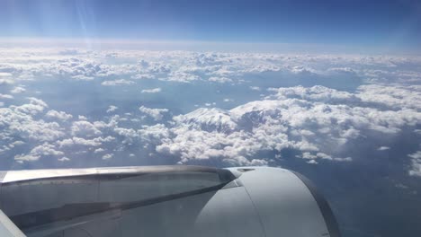 vista de turbina desde un avión que vuela por encima de las nubes y las montañas nevadas de los alpes en europa 3