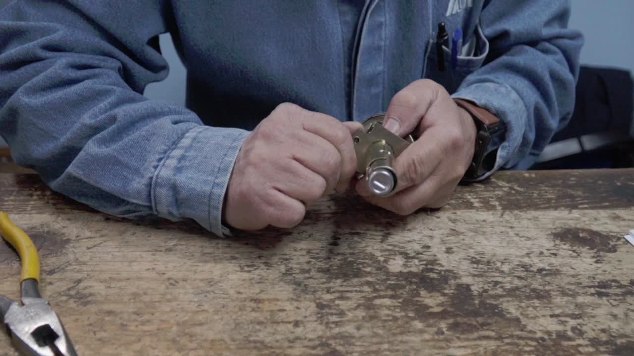 히스패닉 남자는 가정 보안에 특화된 서비스에서 일합니다.