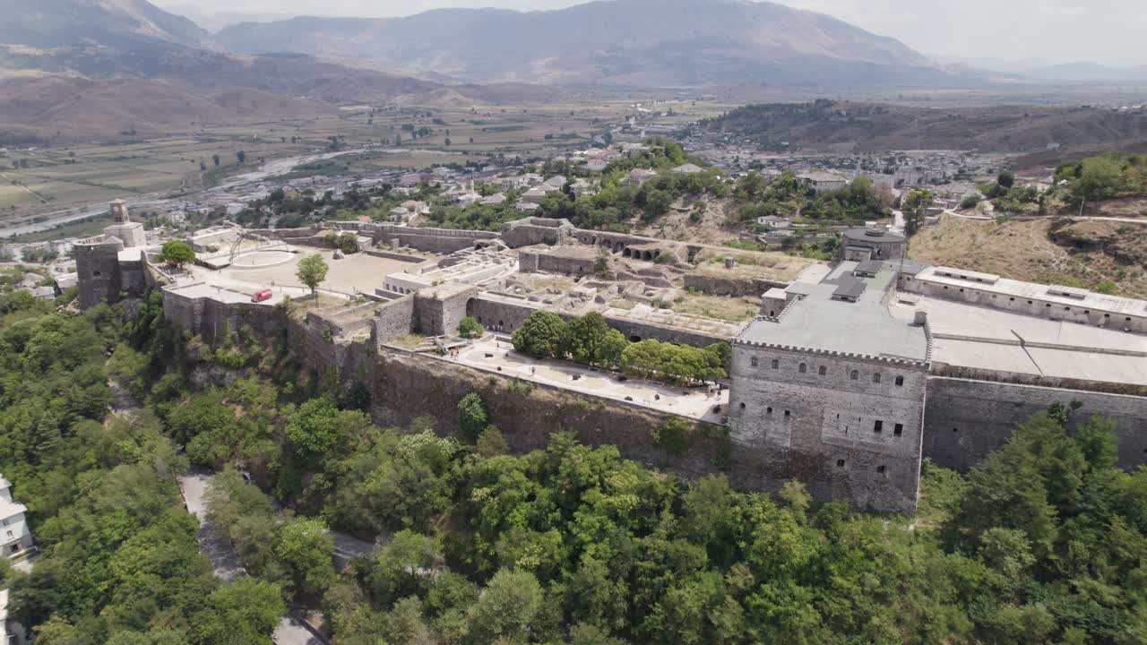 castillo del siglo xii en lo alto de una colina con vistas a la ciudad - fortaleza de gjirokastra