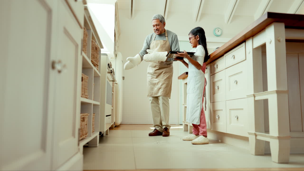 Cucina, ballo e nonno/a con bambina