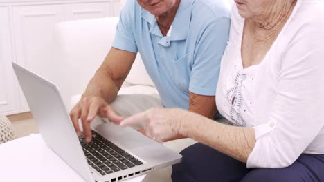 Pareja-Mayor-Usando-Laptop-Y-Hablando