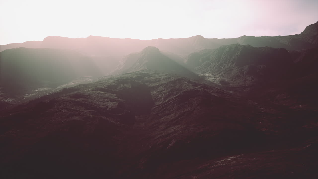 montañas negras en la niebla profunda