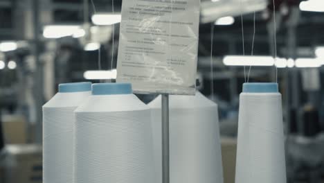 reloj de producción de máquinas de coser en 4k