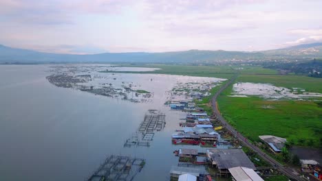 Vista-De-Drones-Del-Lago-Rawa-Pening-Con-Jaula-De-Peces-Y-Ferrocarriles-En-El-Costado,-Ambarawa