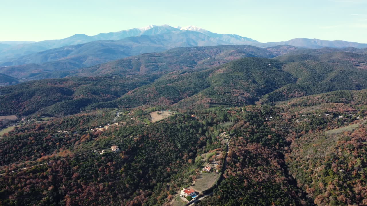 vista aérea de un paisaje montañoso