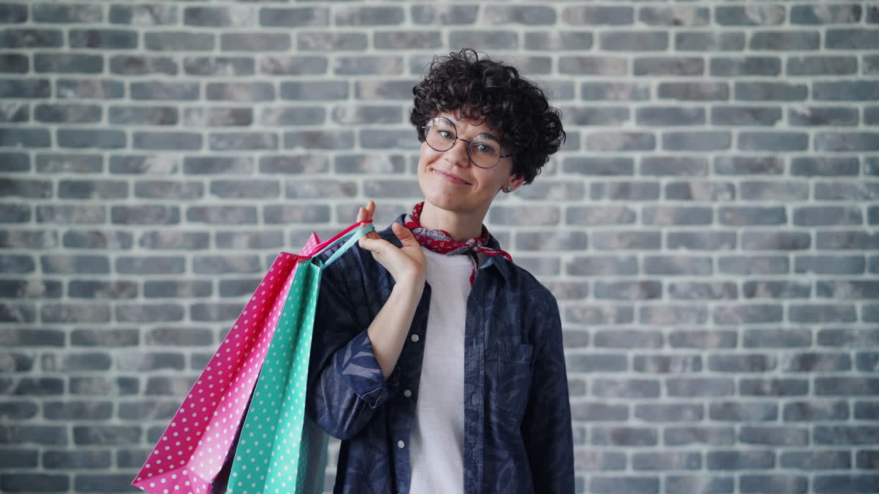 Mujer feliz haciendo compras