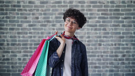 mujer feliz haciendo compras