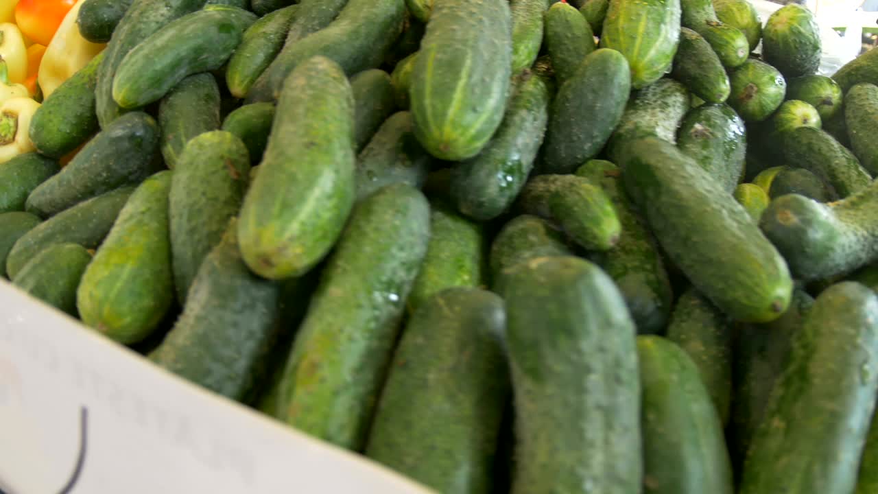 시장에서 오징어와 채소