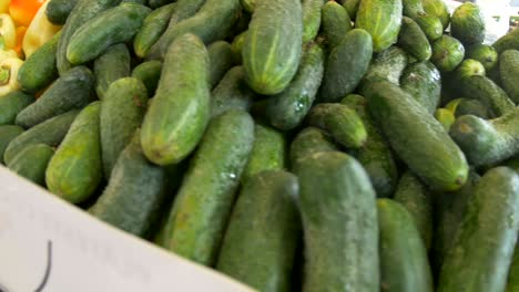 pepinos y verduras en el mercado