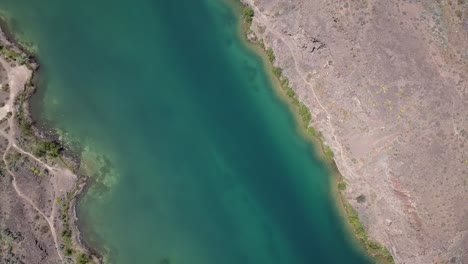 Flyover-of-clear-green-water:-Two-kayaks-on-Deep-Lake-in-central-WA