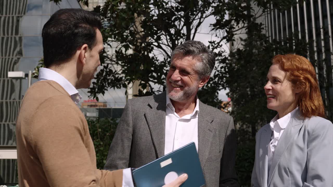 Uomini d'affari, riunioni all'aperto