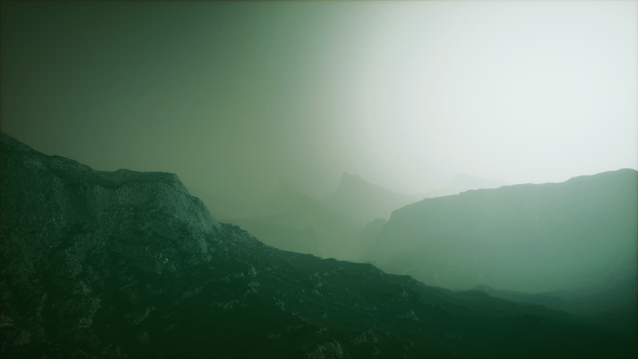 아프가니스탄의 산에서 아침 안개