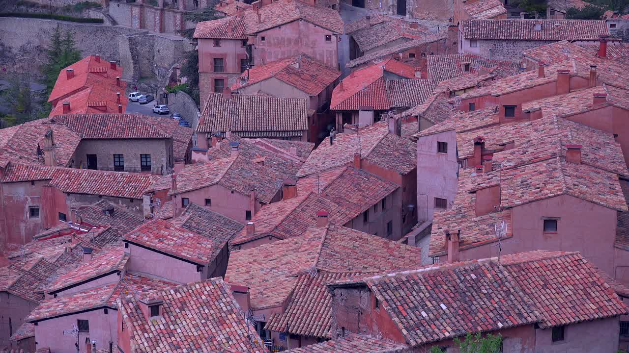 bonitos techos de tejas definen la hermosa ciudad española del monasterio de albarracín