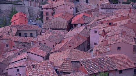 Hübsche-Ziegeldächer-Prägen-Die-Schöne-Spanische-Klosterstadt-Albarracin