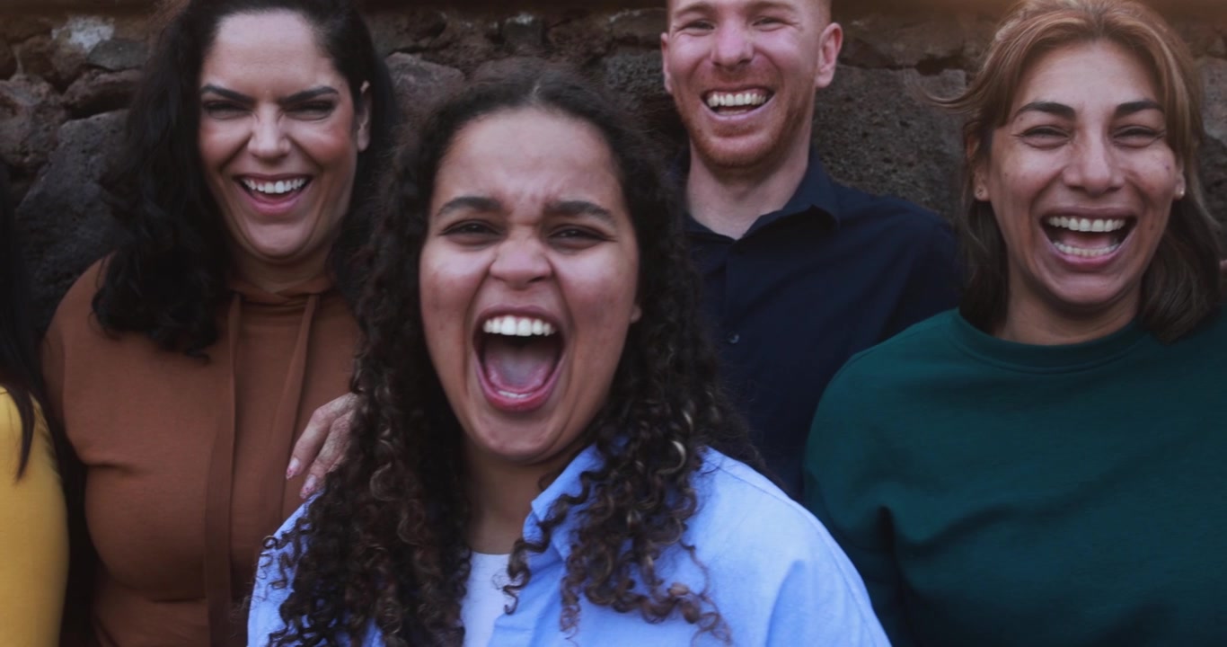 Gruppo felice e diversificato di persone multietniche che ridono e sorridono
