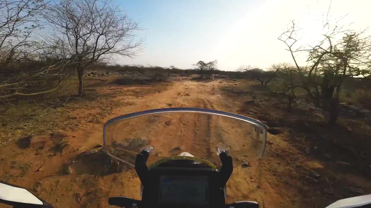 POV di una moto da fuoristrada su un sentiero sterrato in India