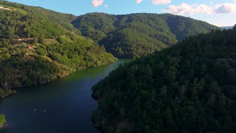 montañas de bosques exuberantes en ribeira sacra cerca de la aldea y el embalse de belesar en lugo, galicia, españa