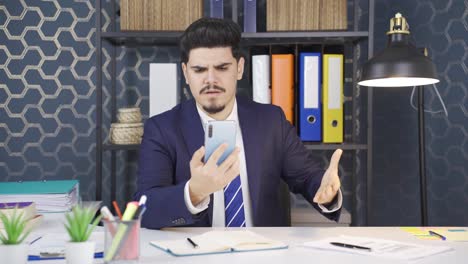 el joven empresario que lee malas noticias está molesto.