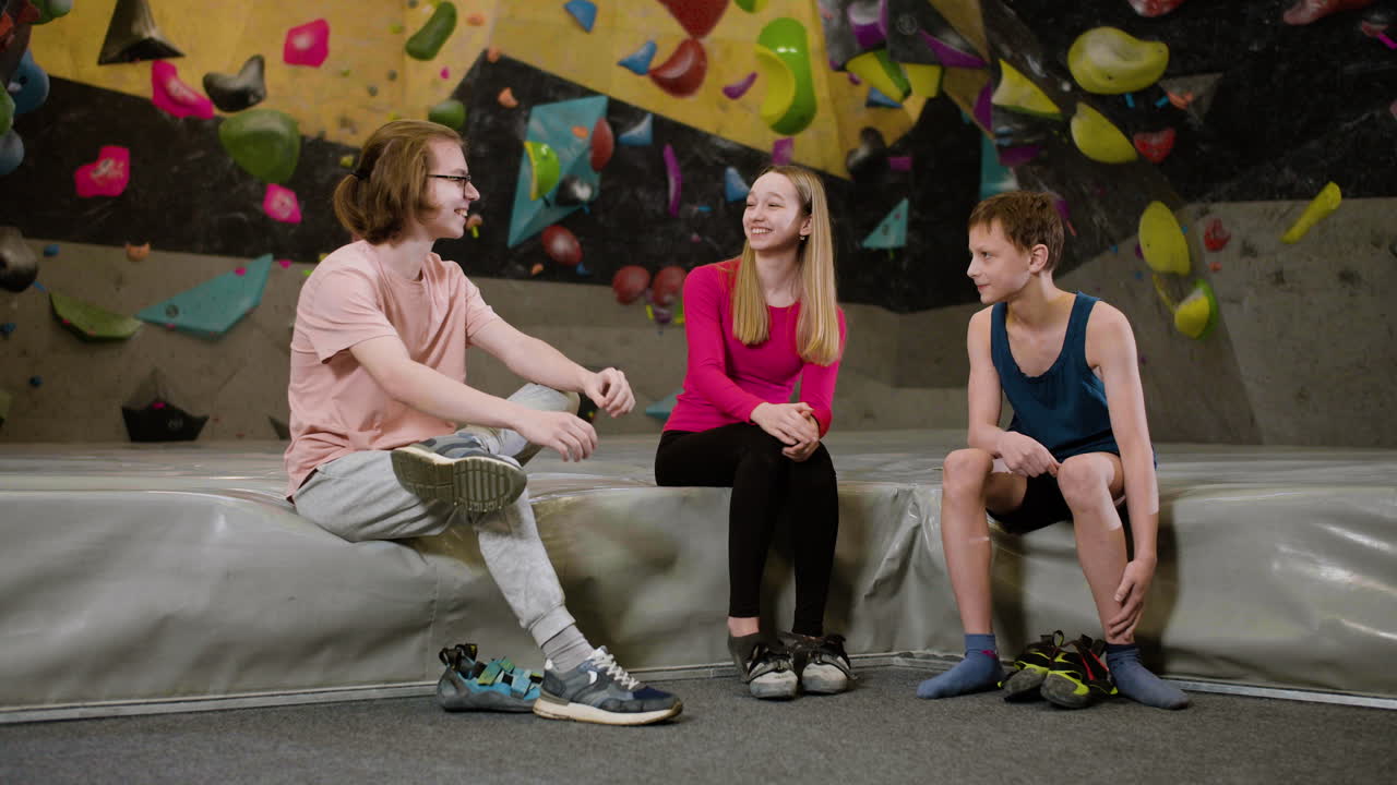 등반 체육관 에 있는 십대 친구 들