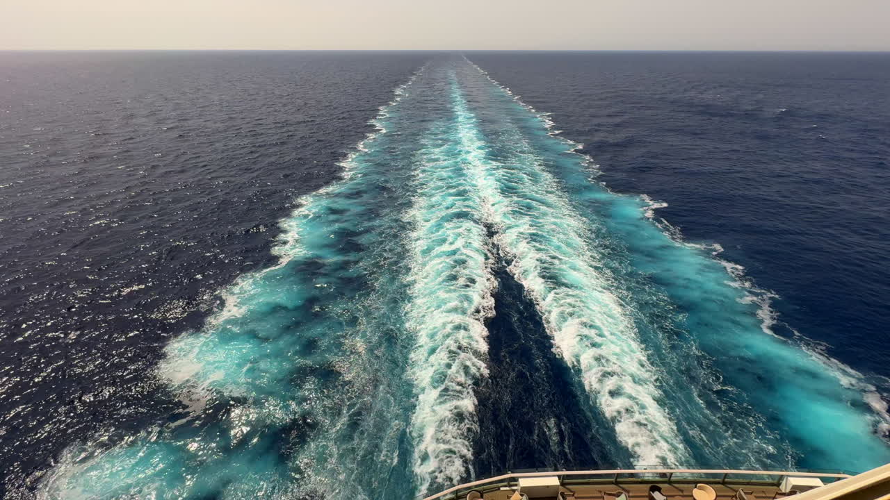 La estela de un gran barco en el mar azul