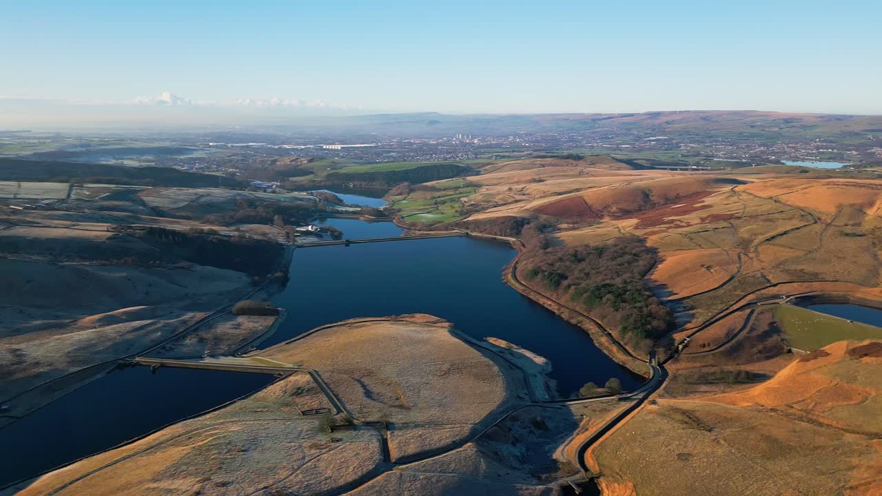 영국 새들워스 무어의 선명한 서리가 내린 드론 영상