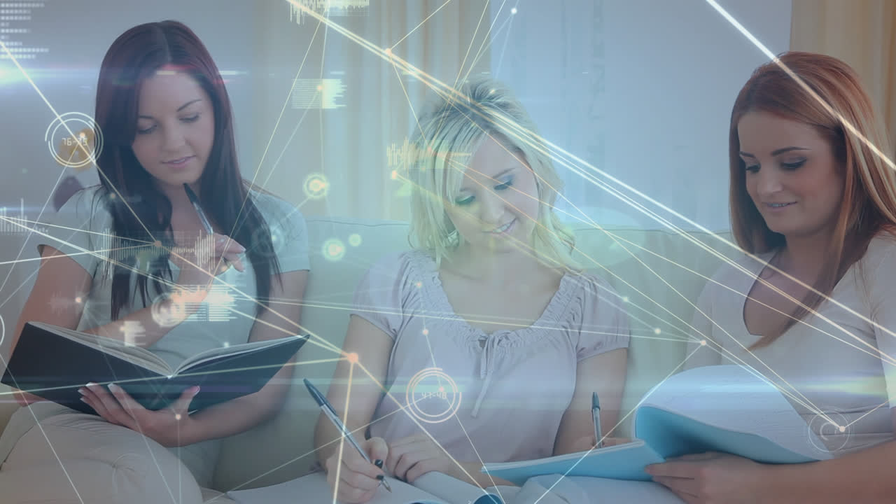 анимация женщин, сидящих на диване через сеть соединений, обработка данных на заднем плане.