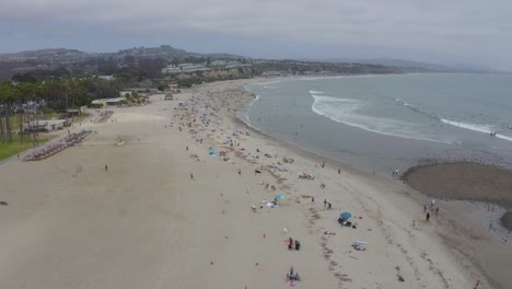 un hermoso disparo aéreo de drones, drones descendiendo a la playa, dana point - condado de orange - california