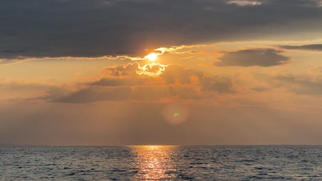 黃金的太陽透過海上的雲彩顯現