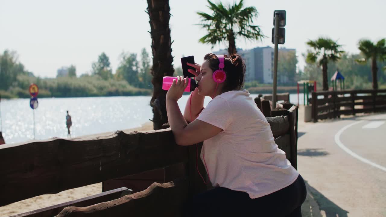 힘든 운동 을 한 후 휴식 을 하고 있는 피곤 한 여자