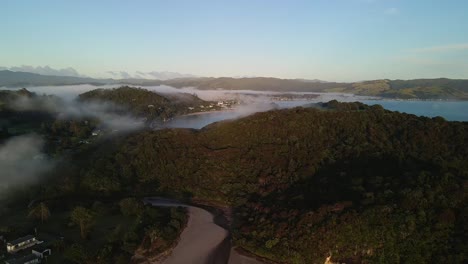 Vuelo-Cinematográfico-De-Drones-Sobre-Colinas-Con-Niebla-Rodando-Al-Amanecer