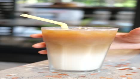 latte helado en un vaso