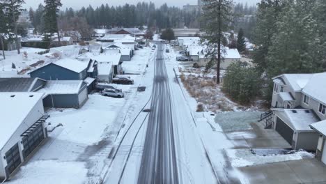 Vista-Aérea-De-Una-Calle-De-Barrio-Rural-Con-Una-Capa-Fresca-De-Nieve-Cubriéndola