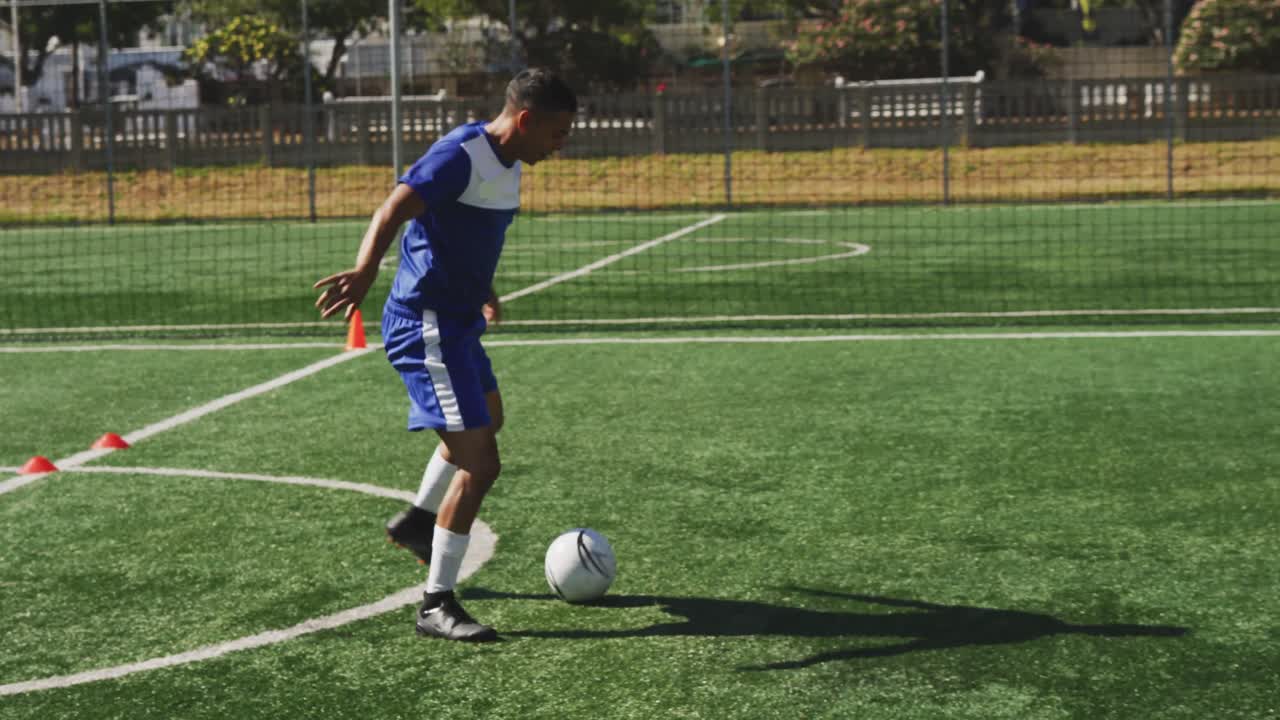 entrenamiento de un jugador de fútbol en el campo