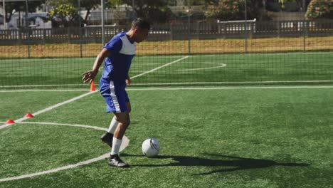 Jugador-De-Fútbol-Entrenando-En-El-Campo