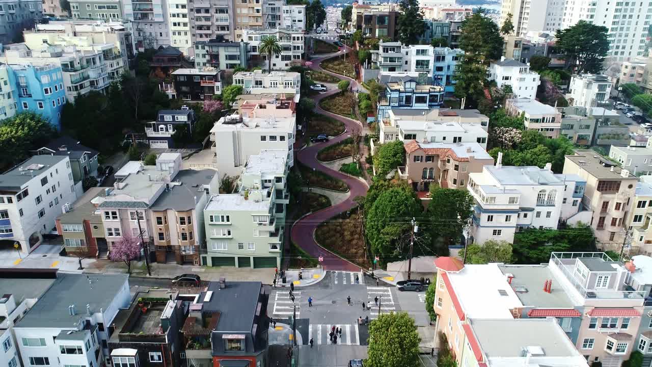 샌프란시스코의 롬바드 스트리트의 공중 사진